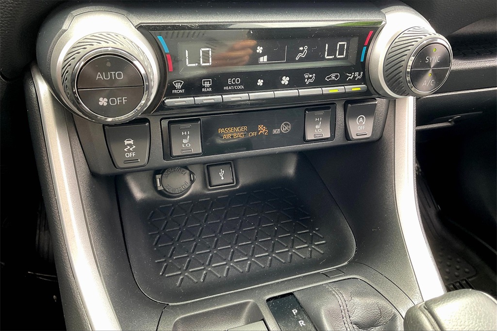 2022 Toyota RAV4 XLE - Photo 25