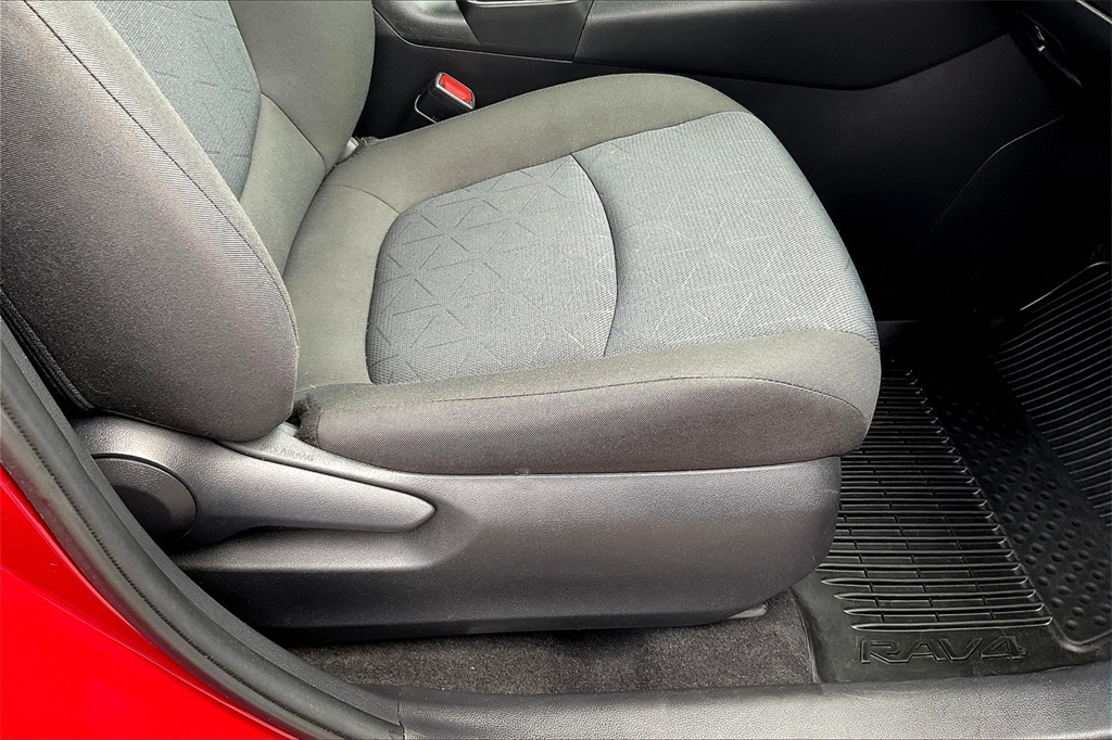 2022 Toyota RAV4 XLE - Photo 38