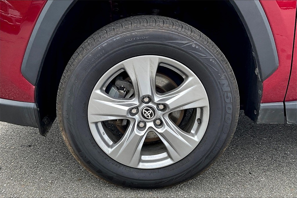 2022 Toyota RAV4 XLE - Photo 7