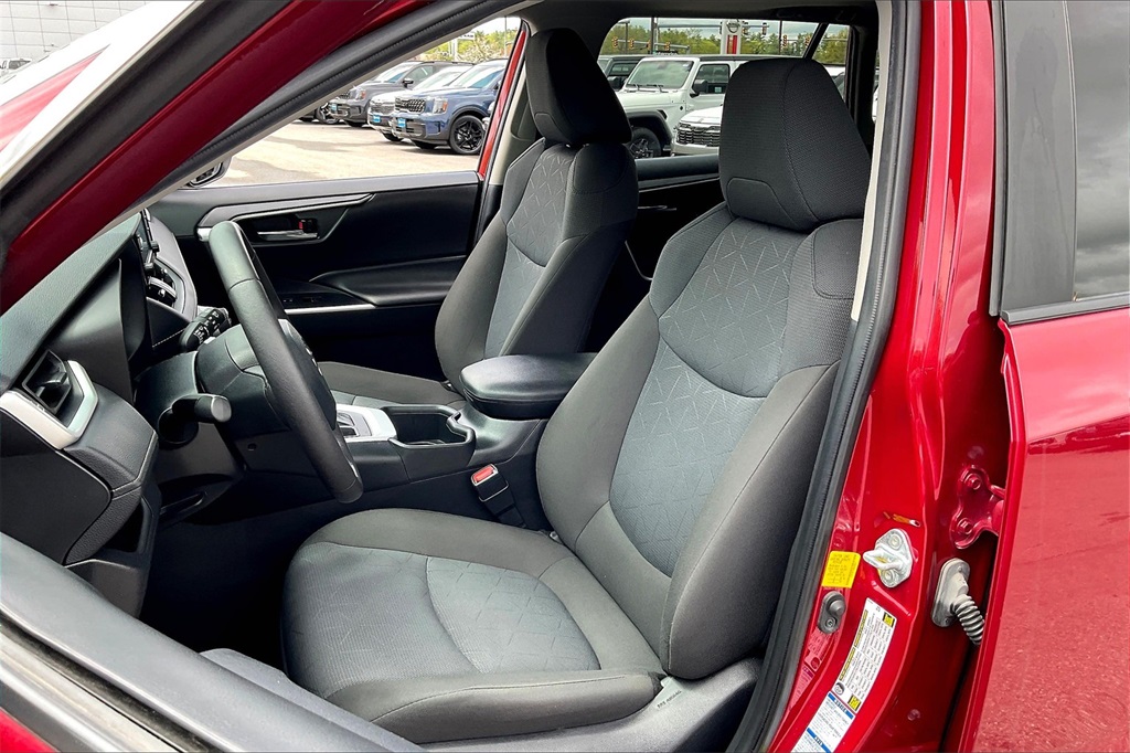 2022 Toyota RAV4 XLE - Photo 9