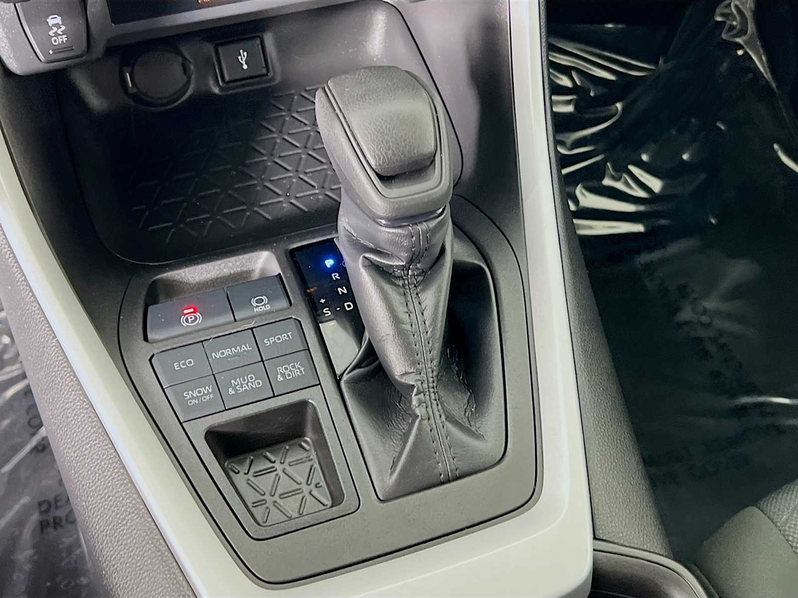 2022 Toyota RAV4 XLE - Photo 16