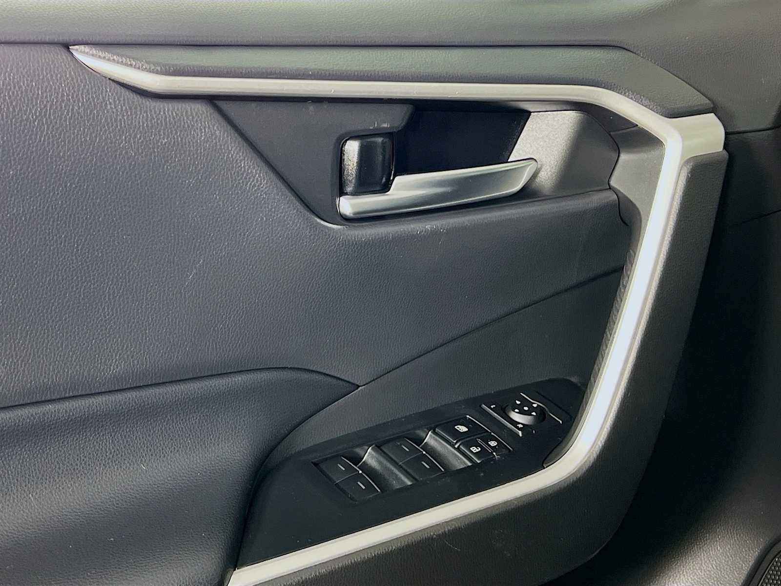 2022 Toyota RAV4 XLE - Photo 17