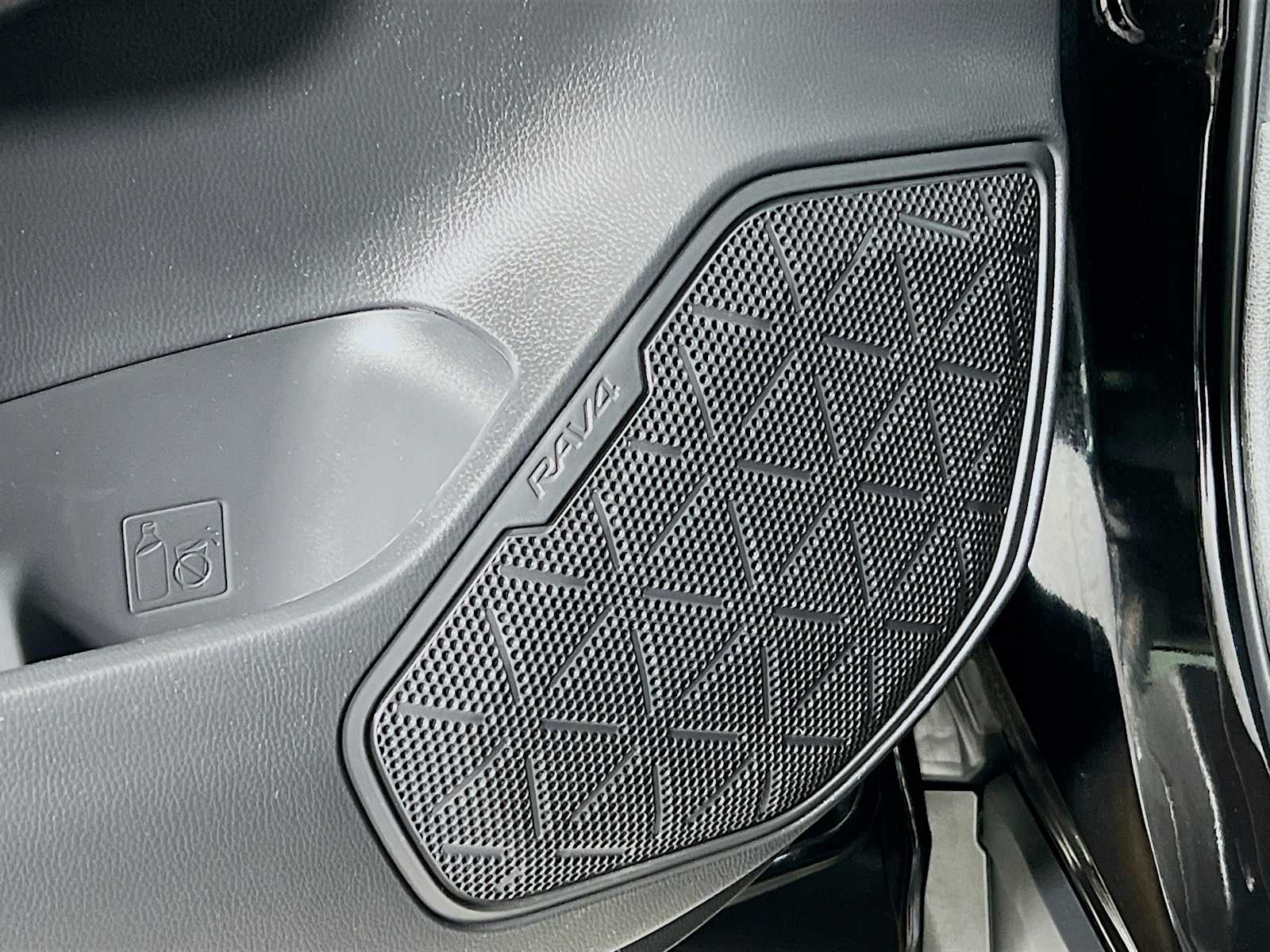 2022 Toyota RAV4 XLE - Photo 18