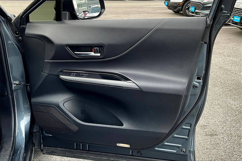 2021 Toyota Venza LE - Photo 12