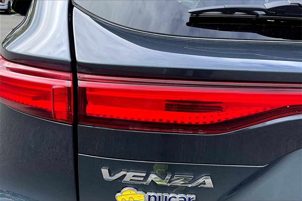 2021 Toyota Venza LE - Photo 33