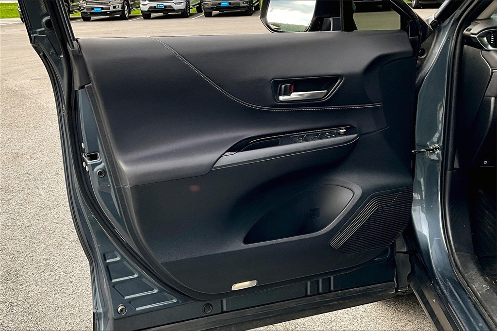 2021 Toyota Venza LE - Photo 9
