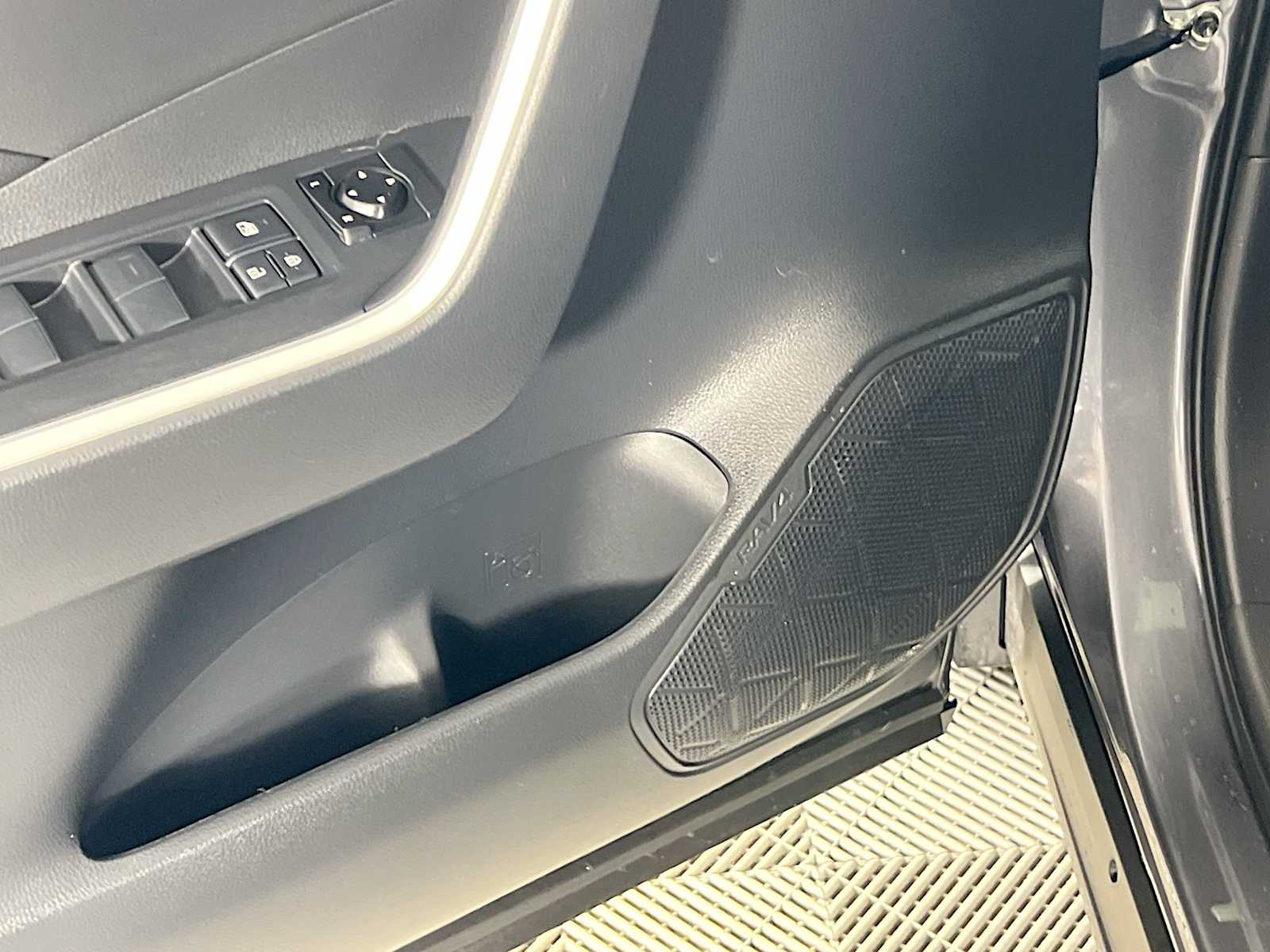 2021 Toyota RAV4 Prime SE - Photo 19