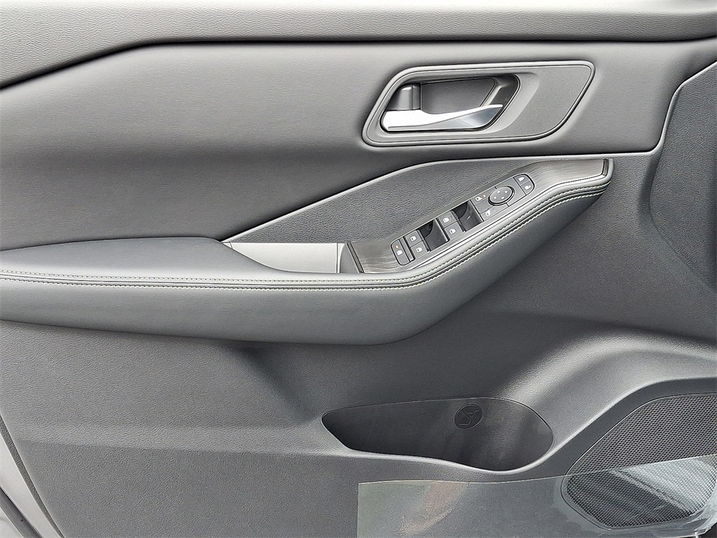 2026 Nissan Rogue SV - Photo 8