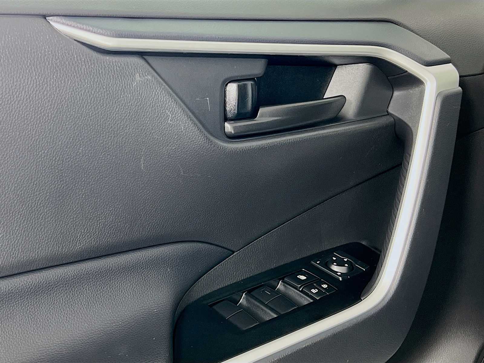 2025 Toyota RAV4 Hybrid LE - Photo 17