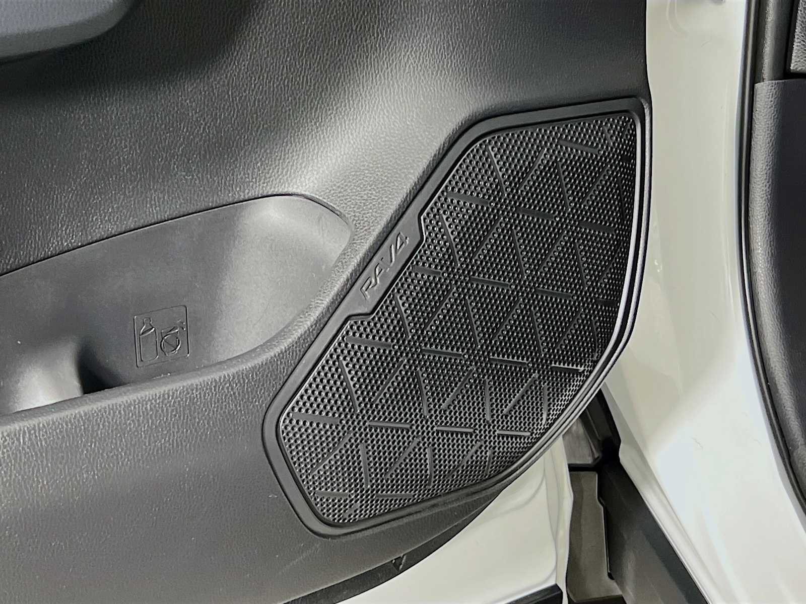2025 Toyota RAV4 Hybrid LE - Photo 18