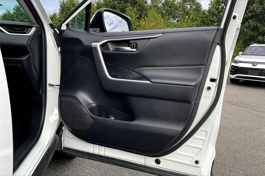 2022 Toyota RAV4 XLE - Photo 11