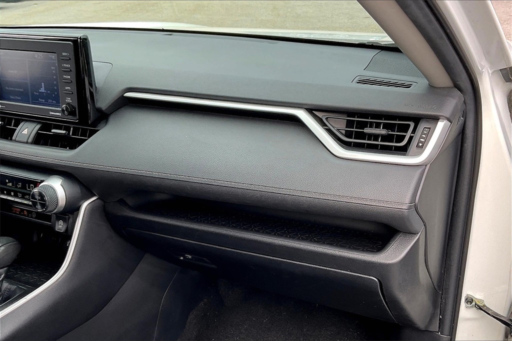 2022 Toyota RAV4 XLE - Photo 12