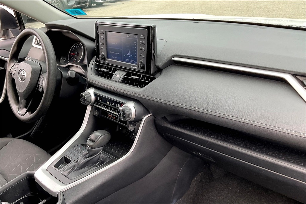 2022 Toyota RAV4 XLE - Photo 13