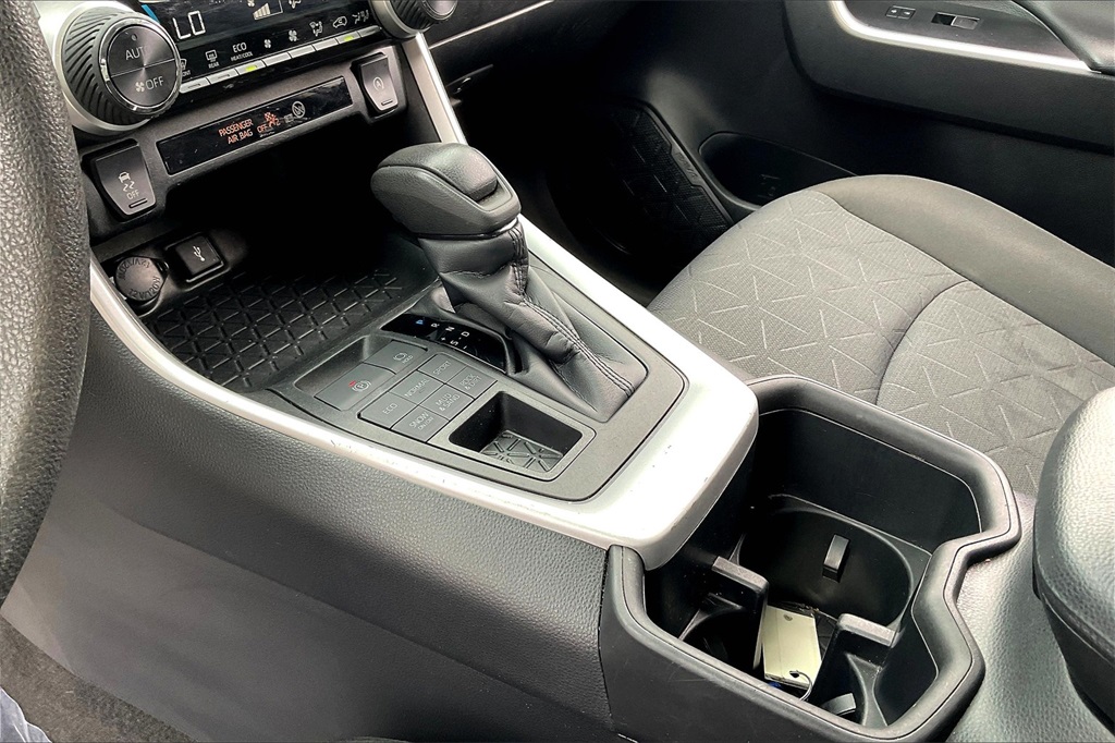 2022 Toyota RAV4 XLE - Photo 19