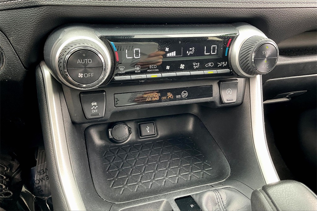 2022 Toyota RAV4 XLE - Photo 24