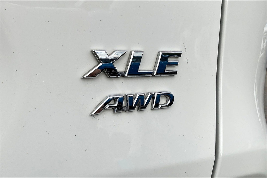 2022 Toyota RAV4 XLE - Photo 26