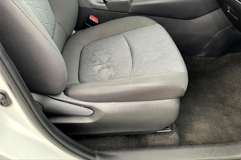 2022 Toyota RAV4 XLE - Photo 35