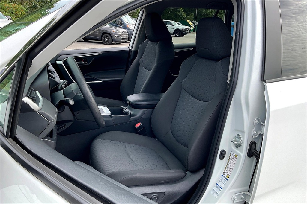 2022 Toyota RAV4 XLE - Photo 9
