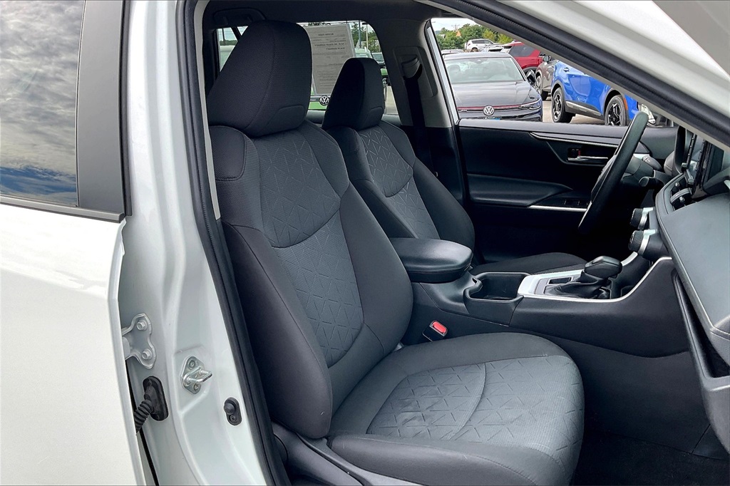 2022 Toyota RAV4 XLE - Photo 10