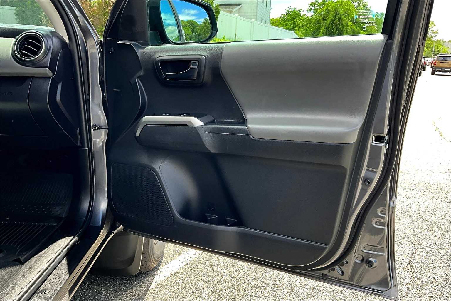 2022 Toyota Tacoma SR5 - Photo 12