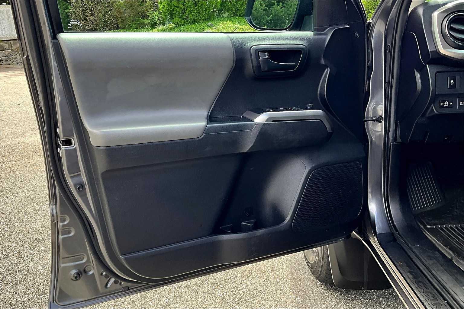 2022 Toyota Tacoma SR5 - Photo 9
