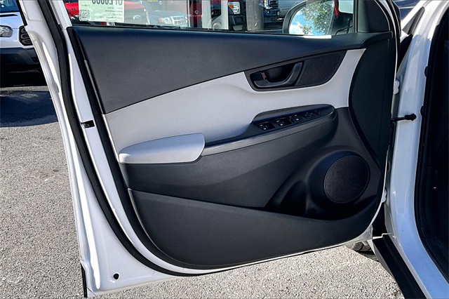 2023 Hyundai Kona SEL - Photo 18