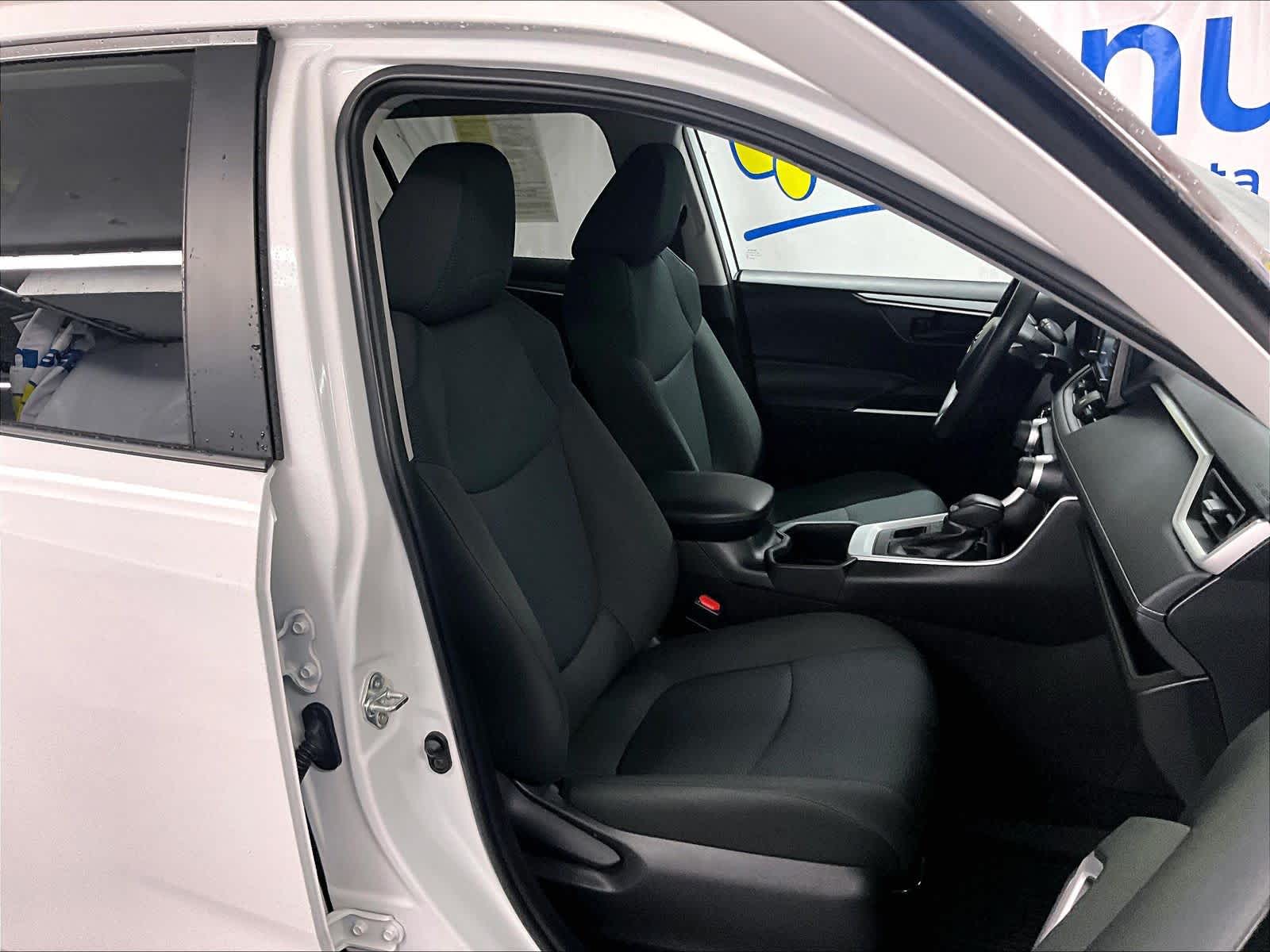 2022 Toyota RAV4 LE - Photo 11
