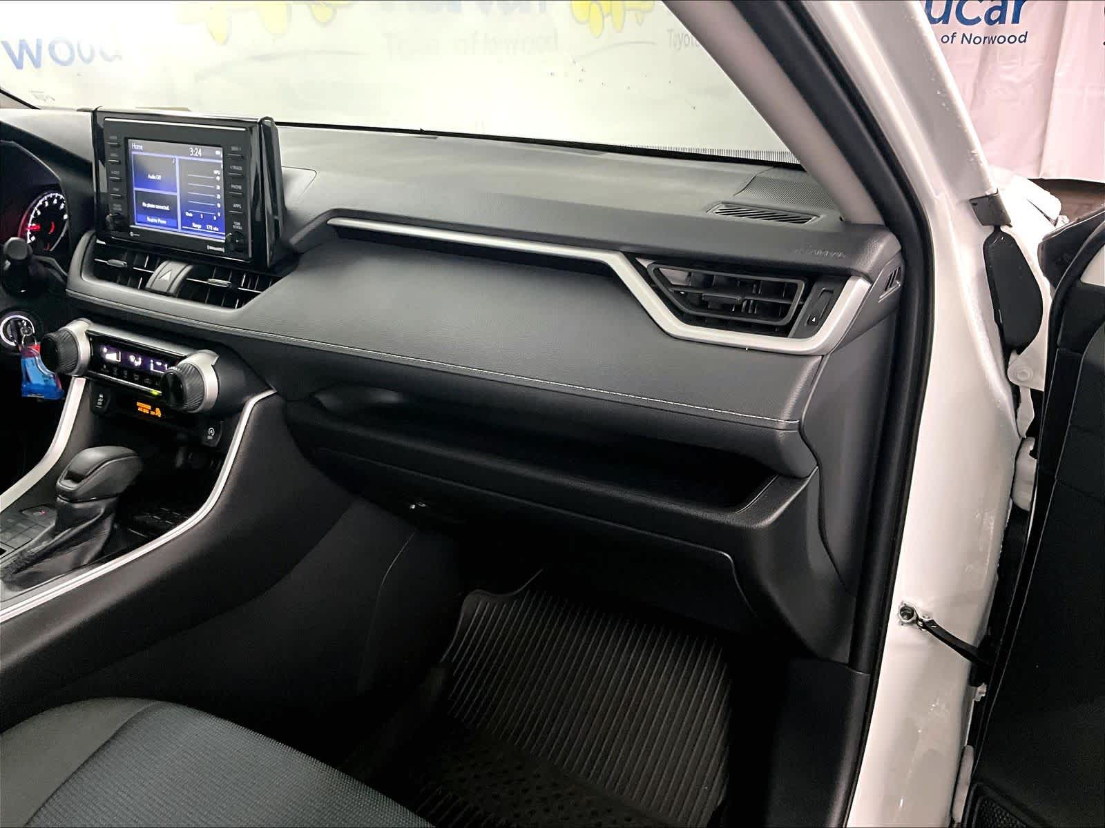 2022 Toyota RAV4 LE - Photo 13