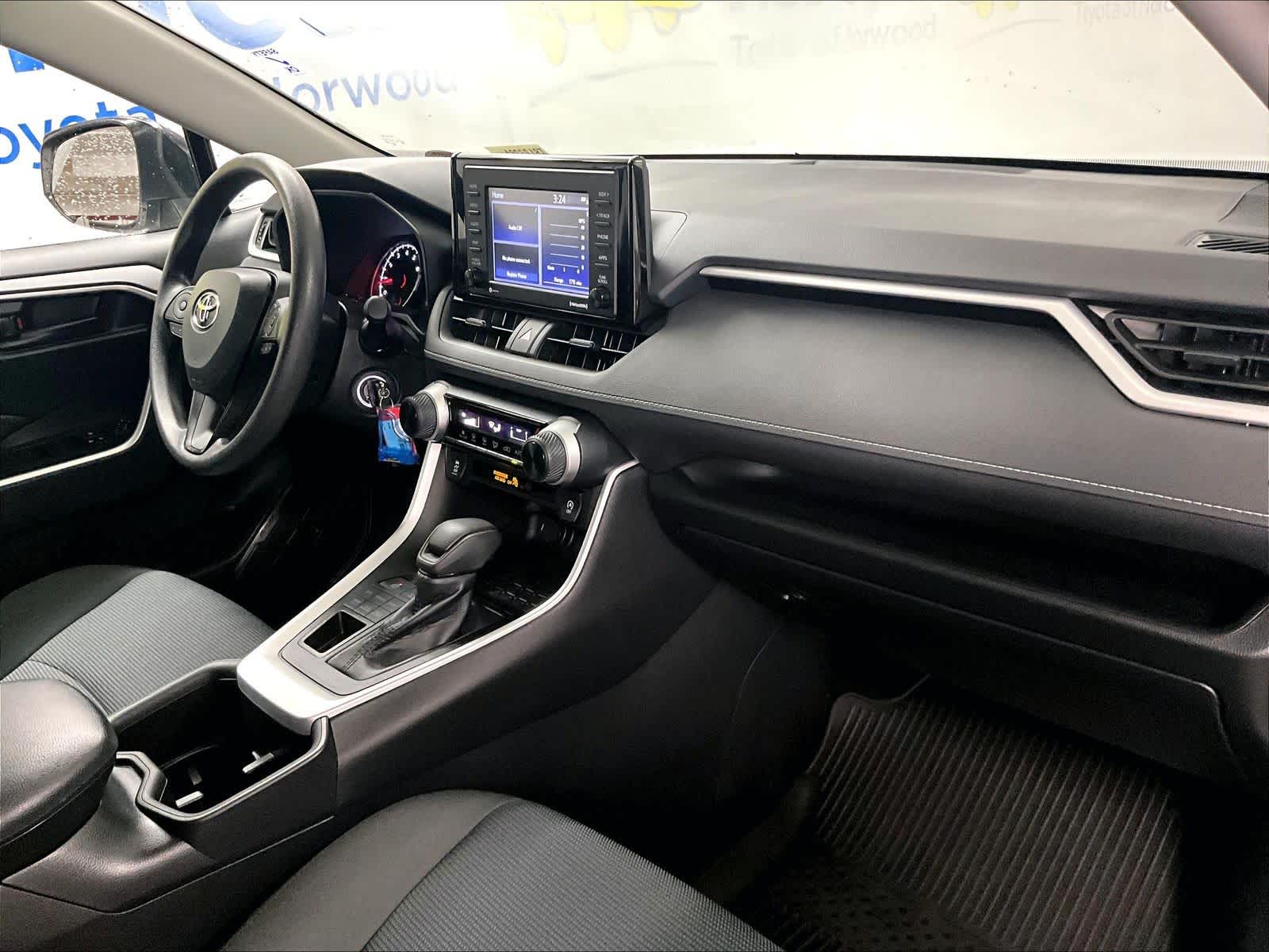 2022 Toyota RAV4 LE - Photo 14