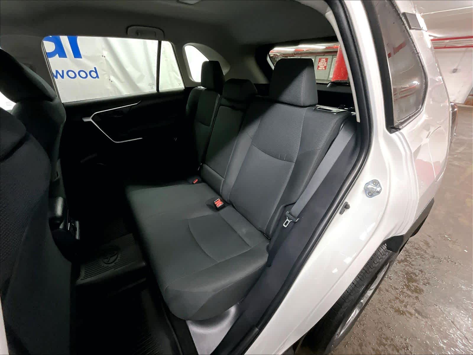 2022 Toyota RAV4 LE - Photo 15