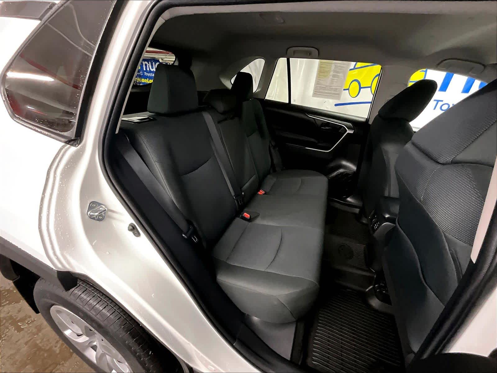 2022 Toyota RAV4 LE - Photo 16