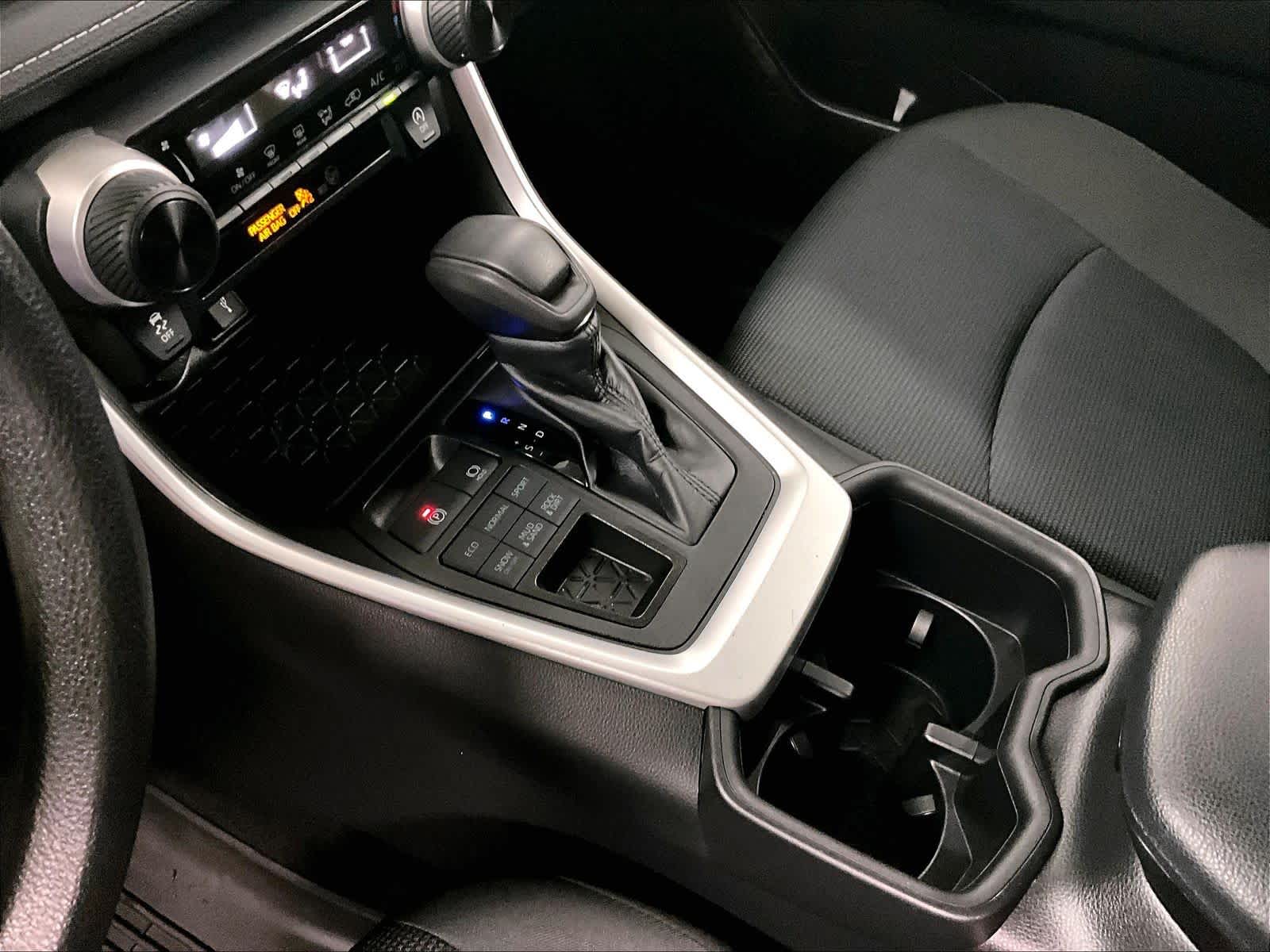 2022 Toyota RAV4 LE - Photo 20