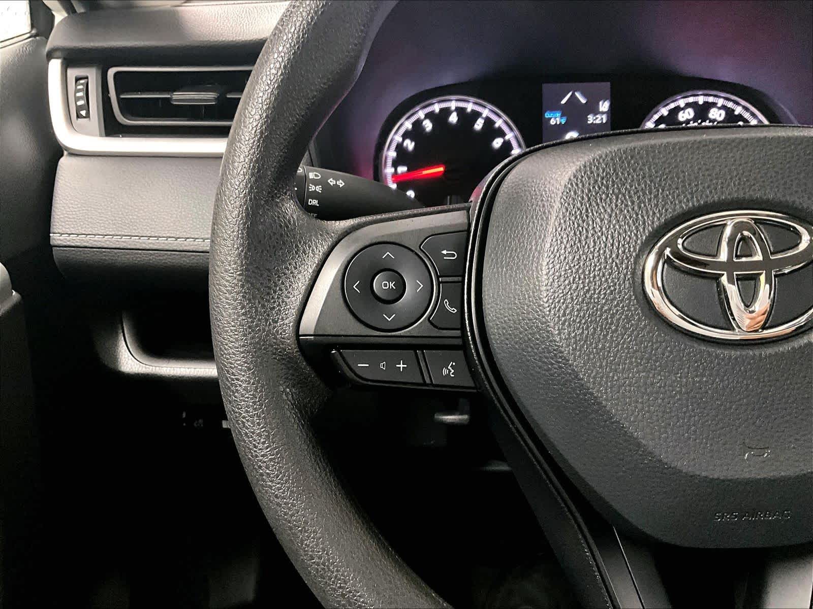 2022 Toyota RAV4 LE - Photo 22