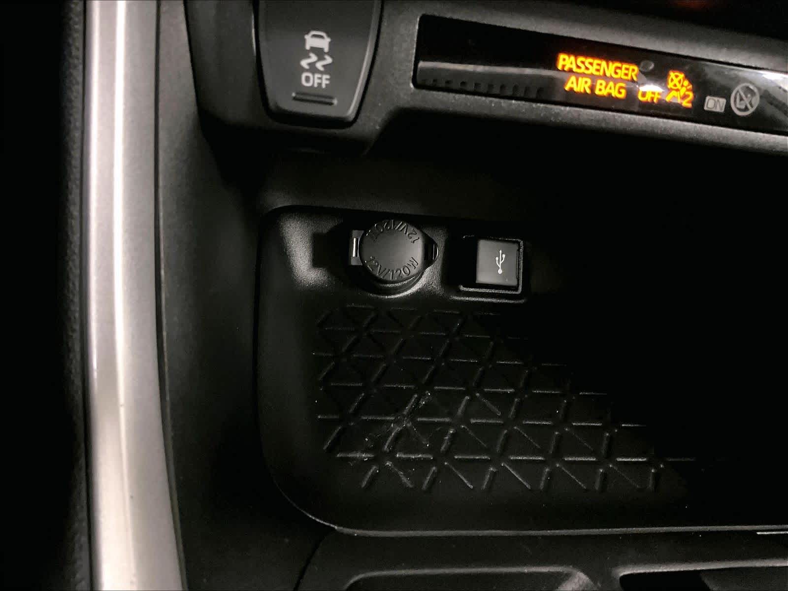 2022 Toyota RAV4 LE - Photo 26