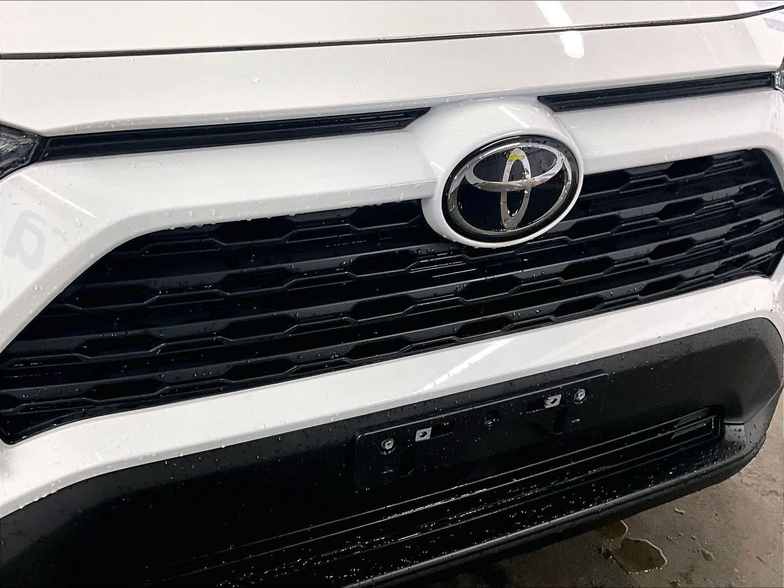 2022 Toyota RAV4 LE - Photo 31