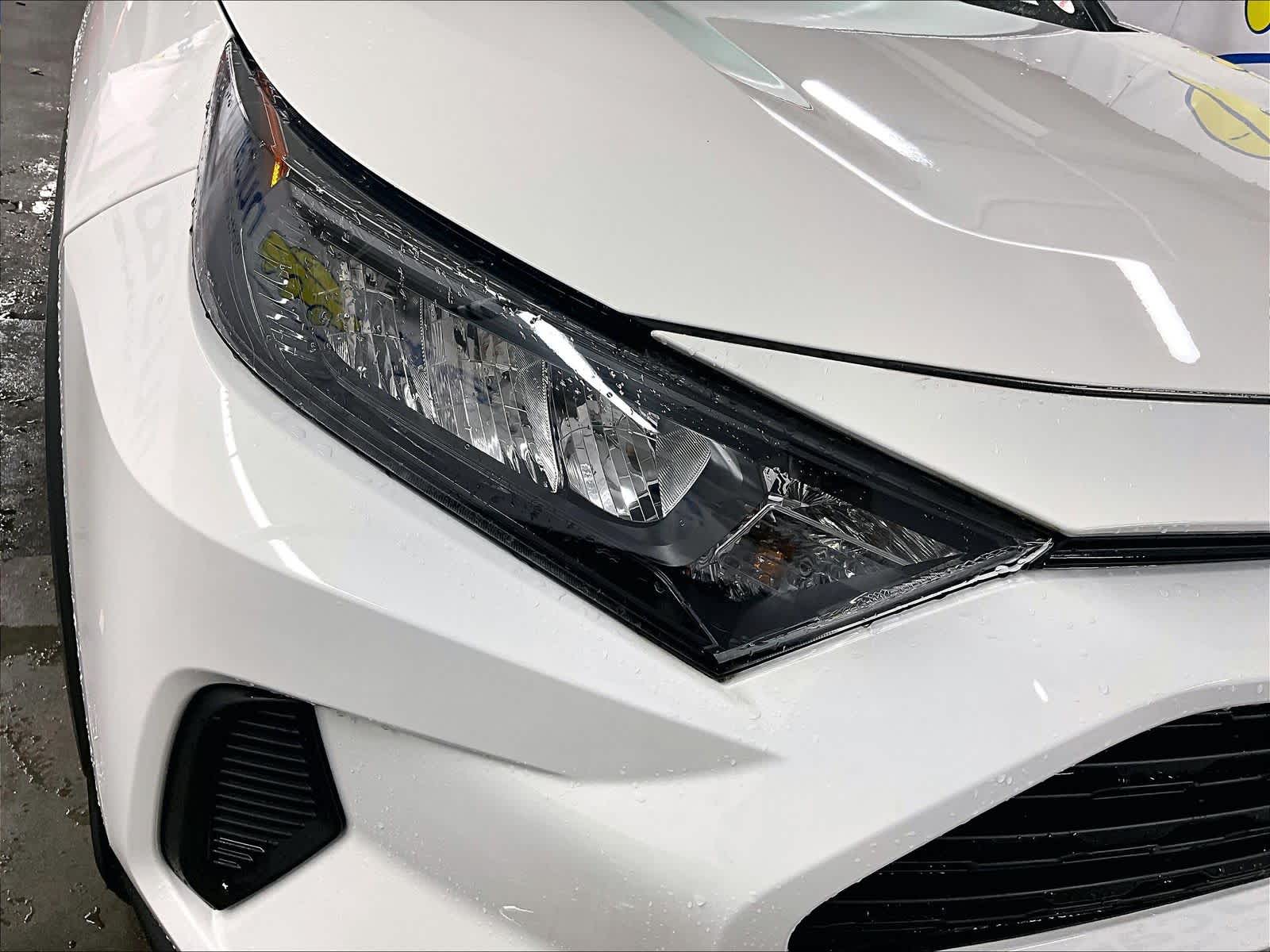 2022 Toyota RAV4 LE - Photo 32
