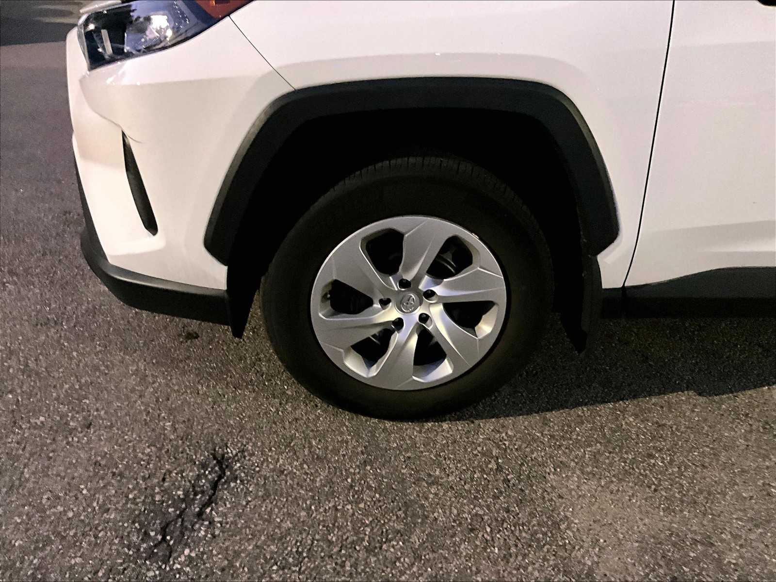 2022 Toyota RAV4 LE - Photo 4