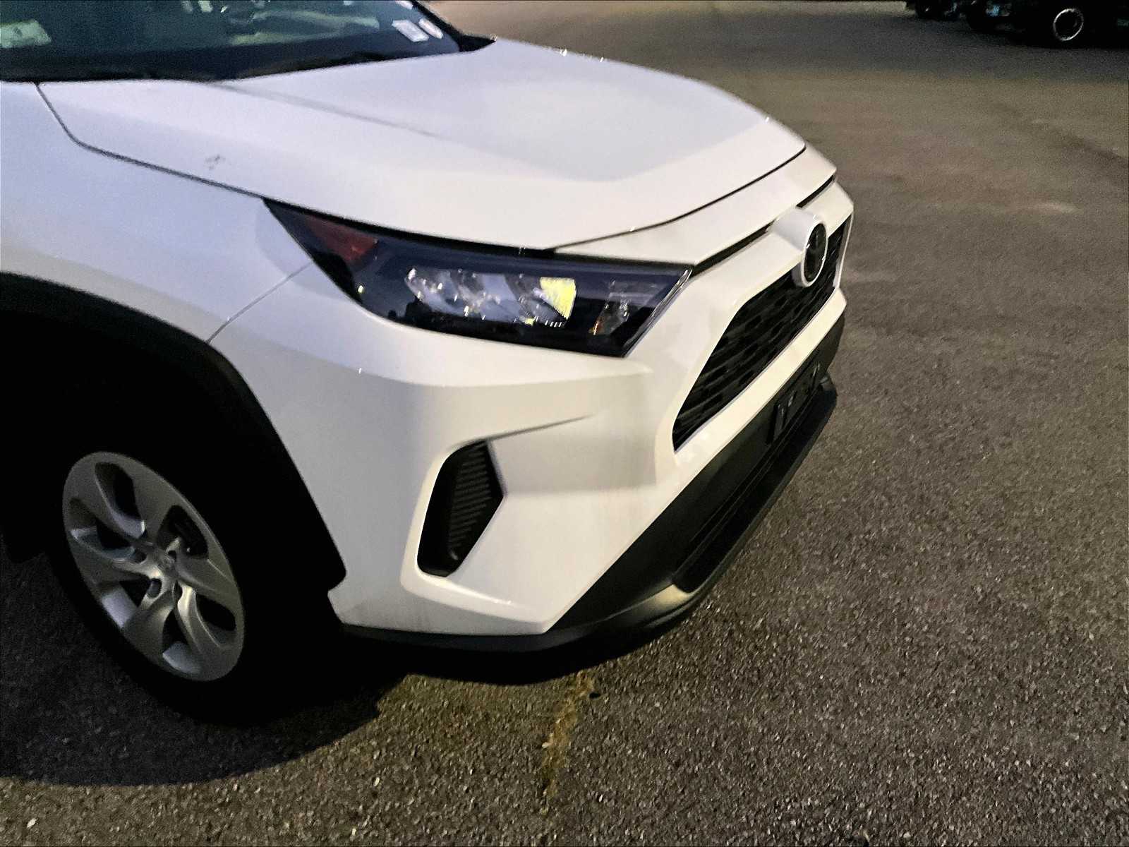 2022 Toyota RAV4 LE - Photo 5