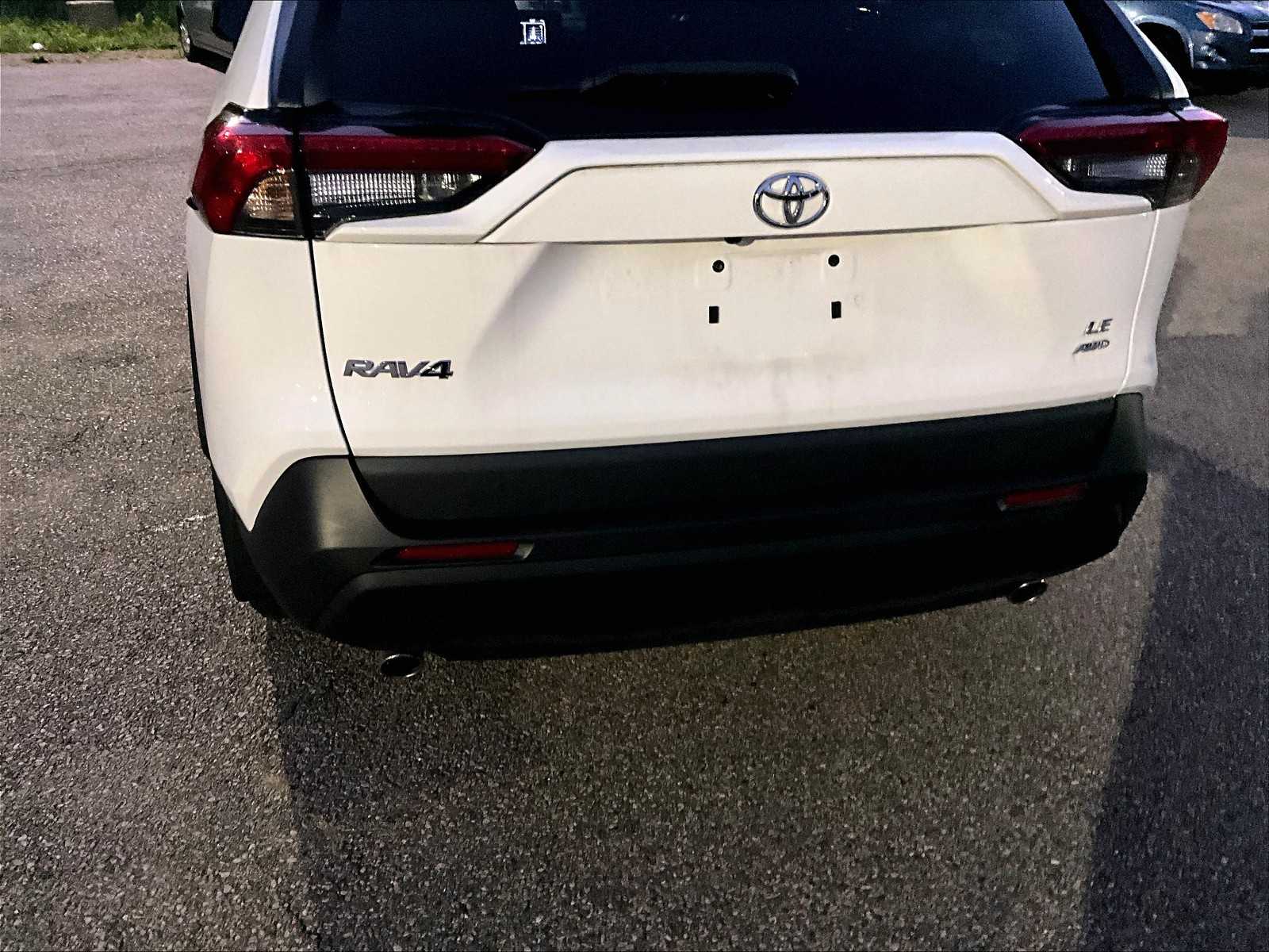 2022 Toyota RAV4 LE - Photo 7