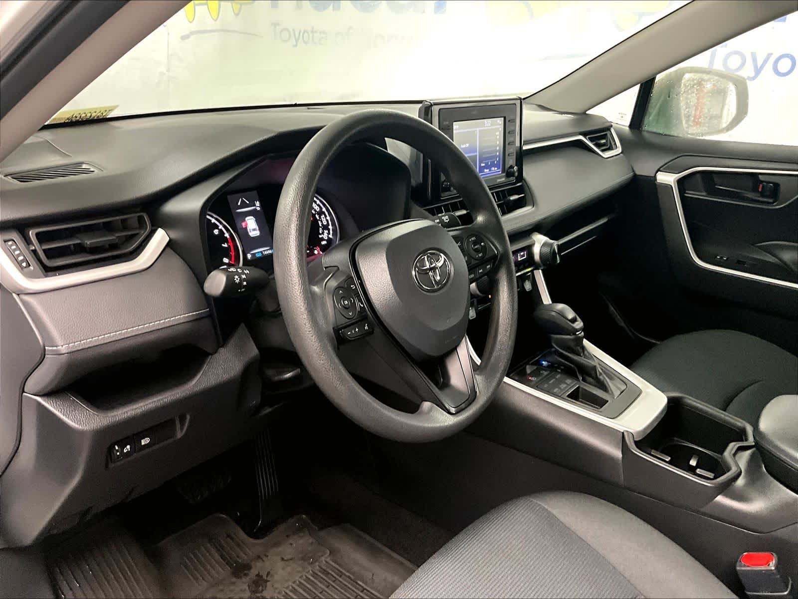 2022 Toyota RAV4 LE - Photo 8