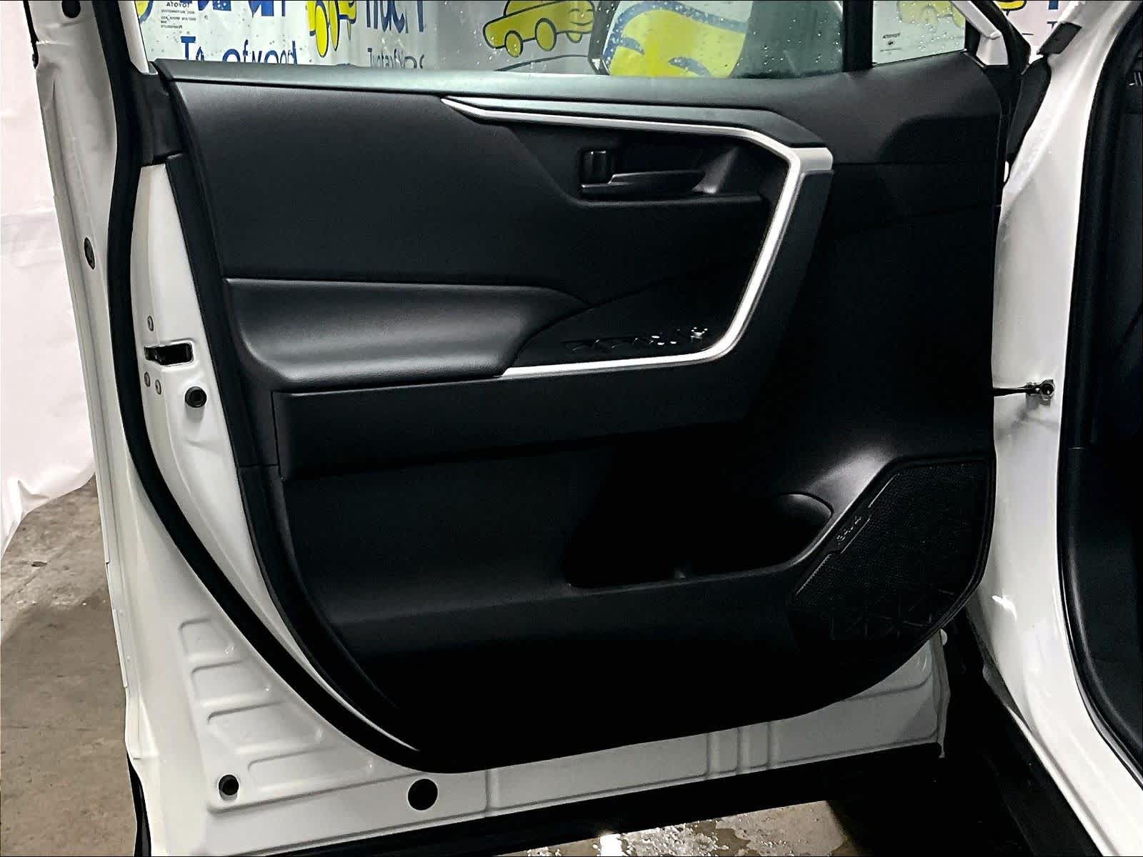 2022 Toyota RAV4 LE - Photo 9