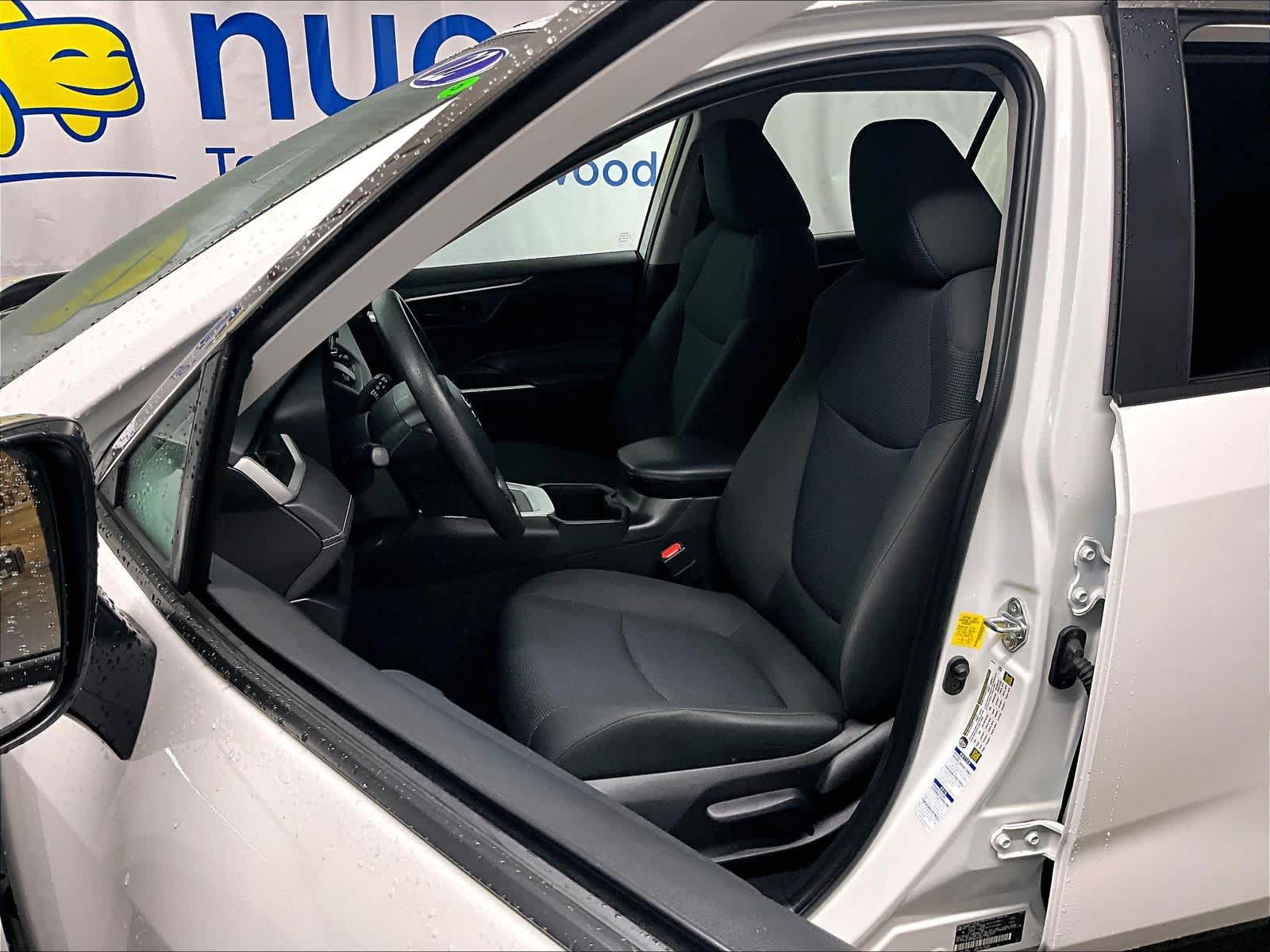 2022 Toyota RAV4 LE - Photo 10