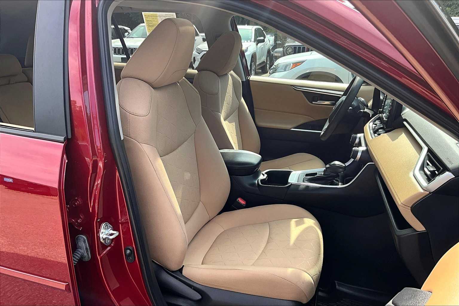 2022 Toyota RAV4 XLE - Photo 11