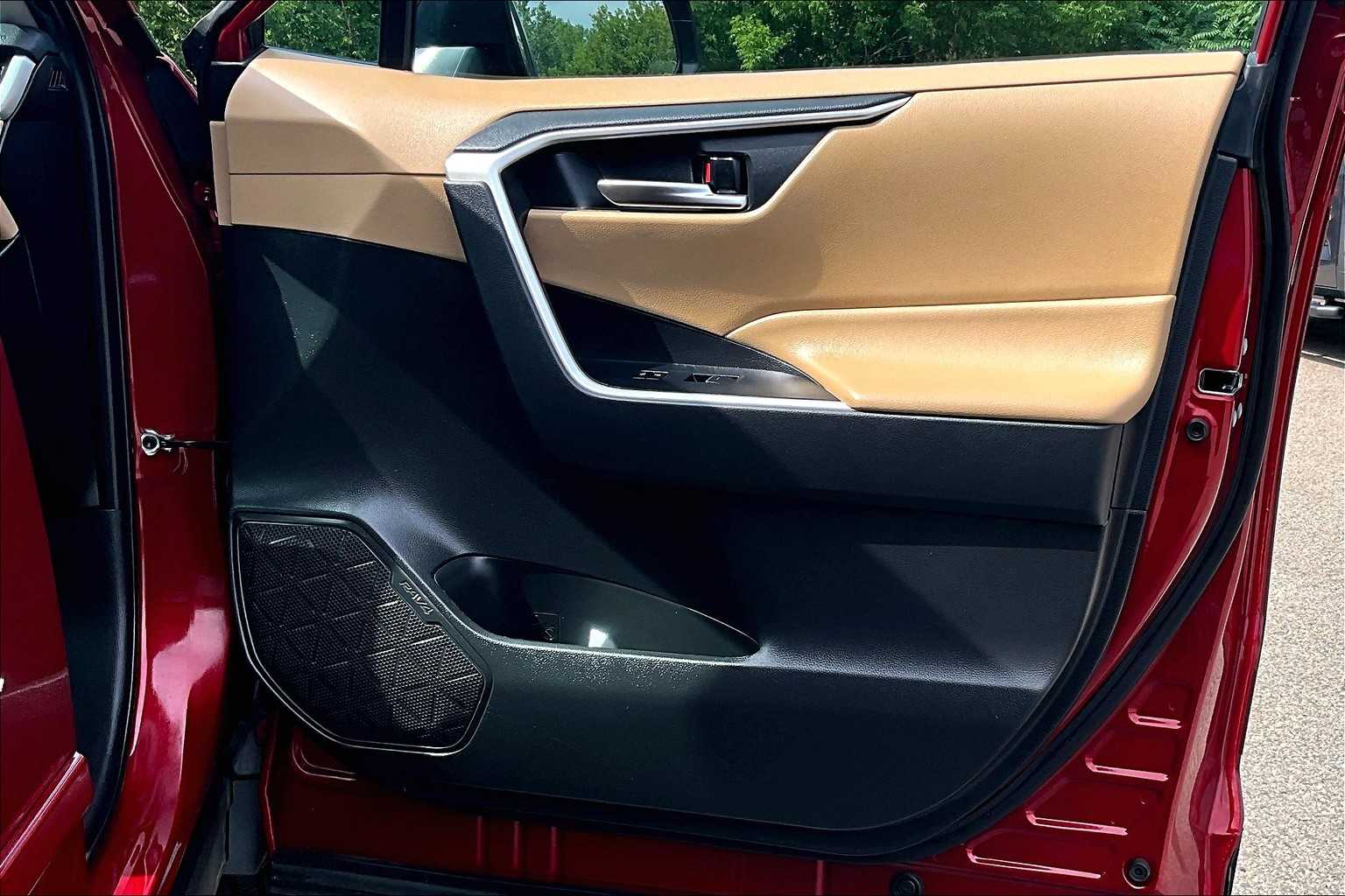 2022 Toyota RAV4 XLE - Photo 12