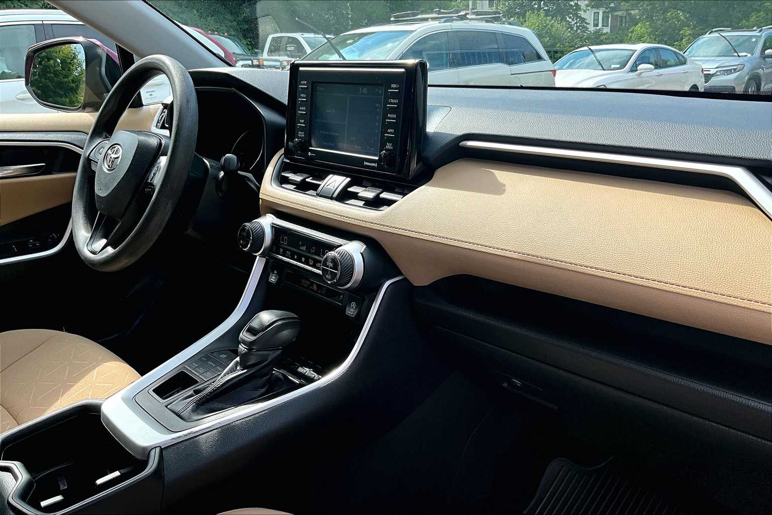 2022 Toyota RAV4 XLE - Photo 14