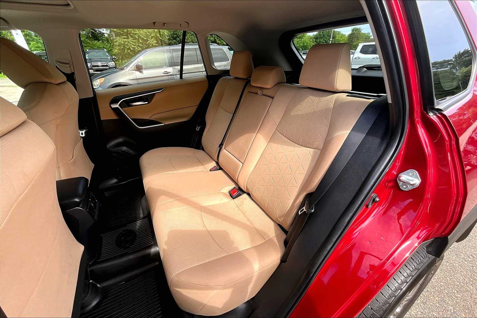 2022 Toyota RAV4 XLE - Photo 15