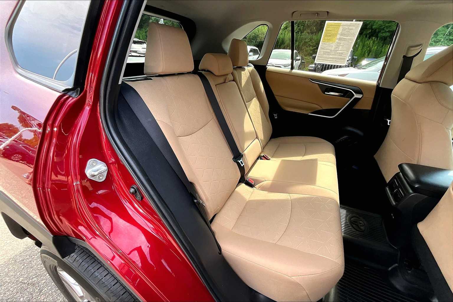 2022 Toyota RAV4 XLE - Photo 16