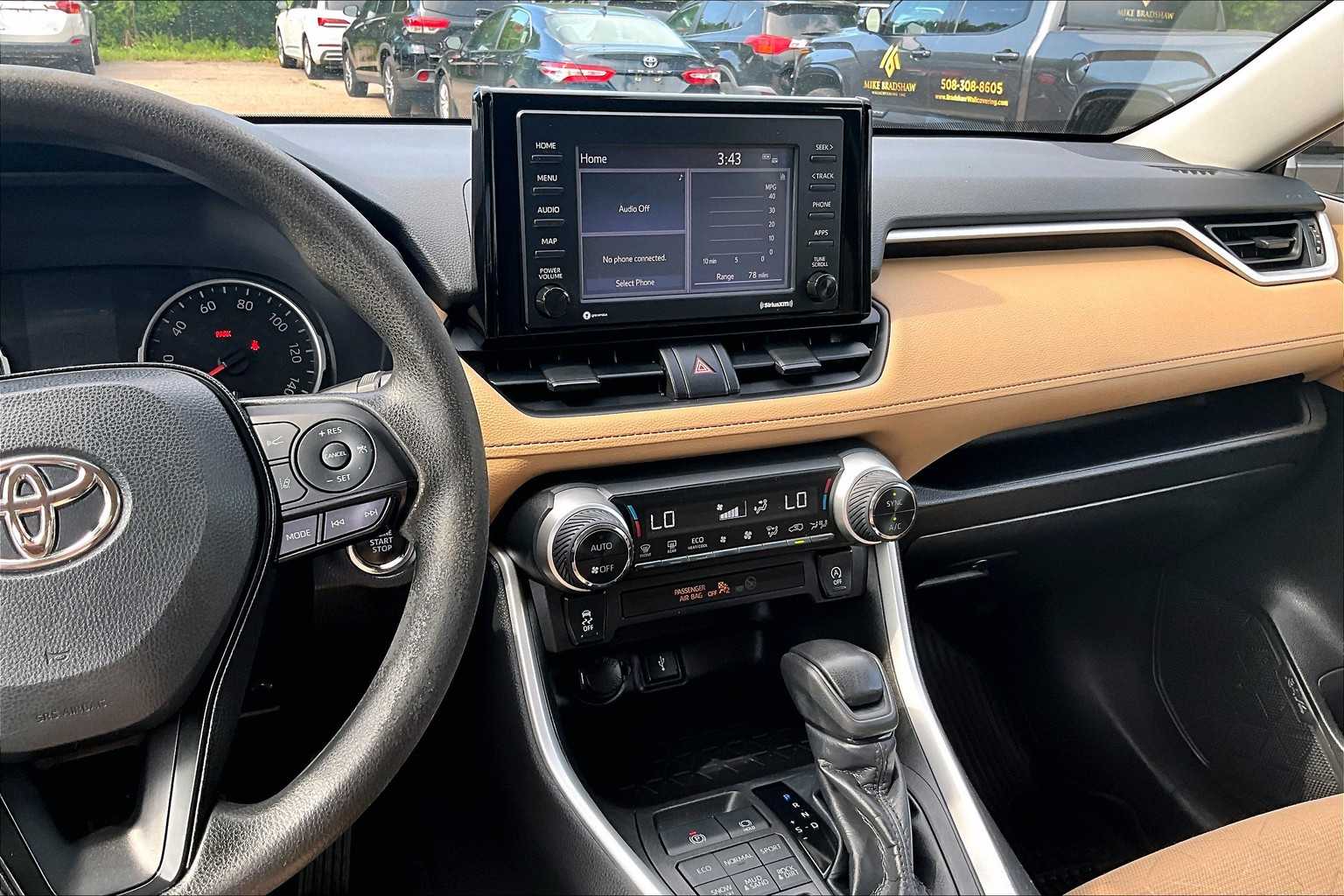 2022 Toyota RAV4 XLE - Photo 18
