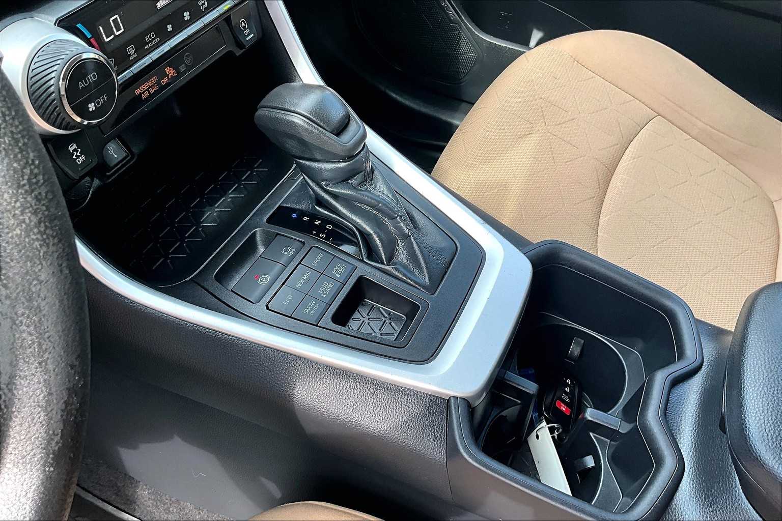 2022 Toyota RAV4 XLE - Photo 20