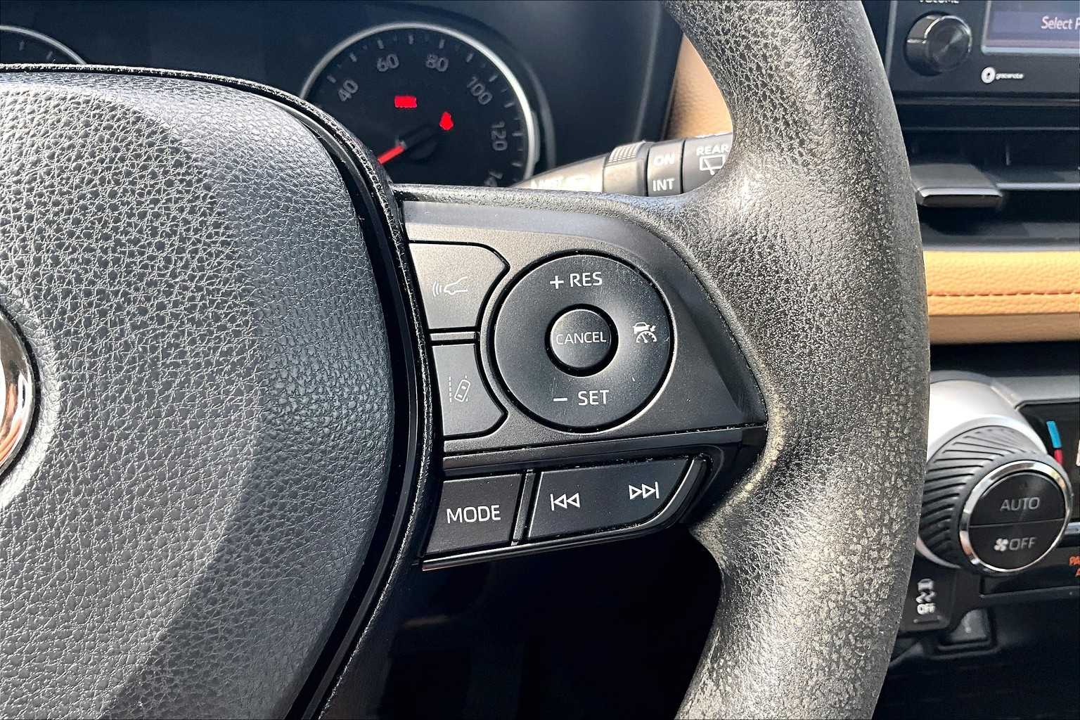 2022 Toyota RAV4 XLE - Photo 24
